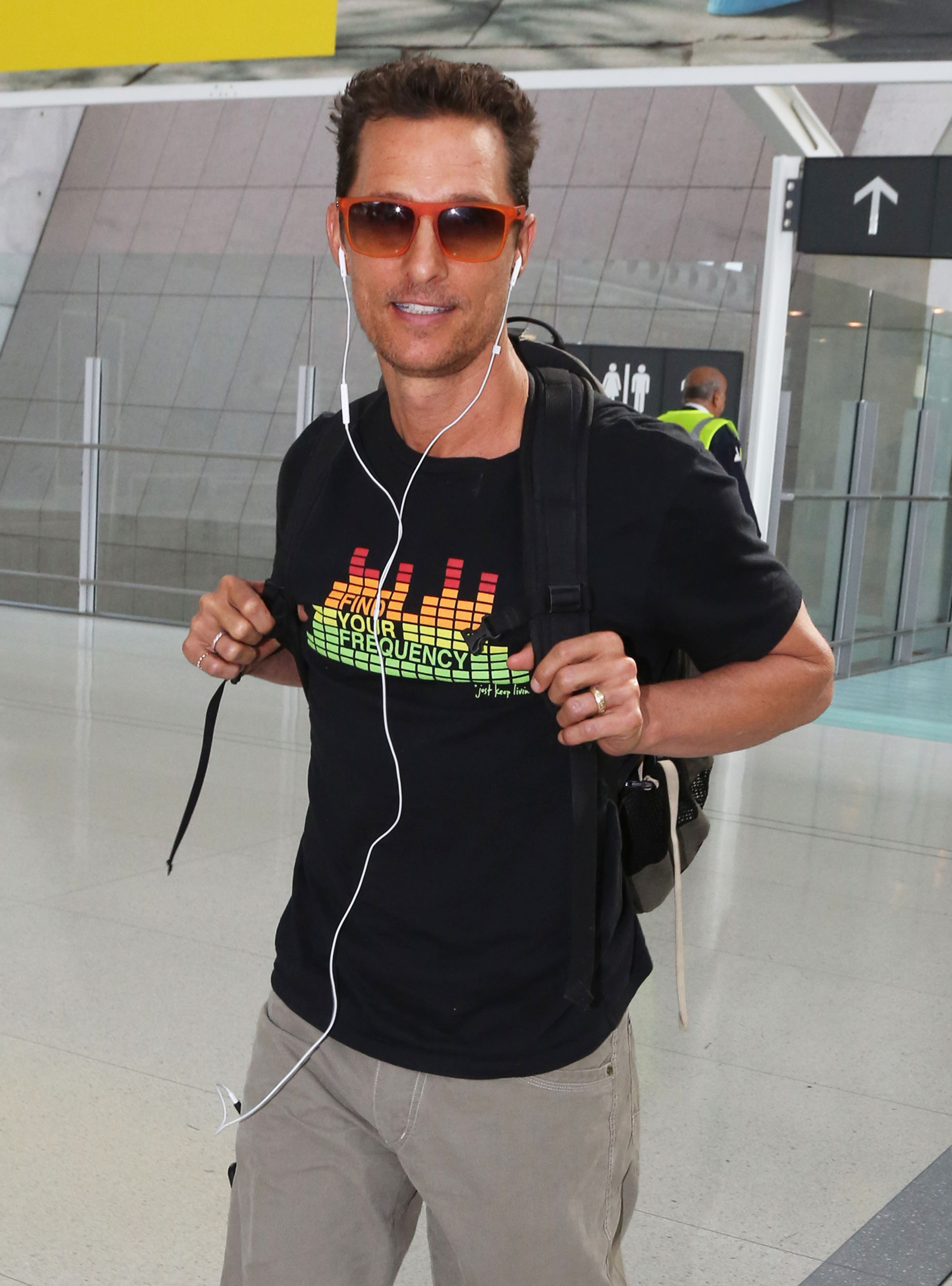 Matthew Mcconaughey på resande fot. Att resa är jobbigt som det är, men med mjuka byxor och musik i öronen hoppas vi att hans resa blir skönare. Matthew Mcconaughey på resande fot. Att resa är jobbigt som det är, men med mjuka byxor och musik i öronen hoppas vi att hans resa blir skönare.