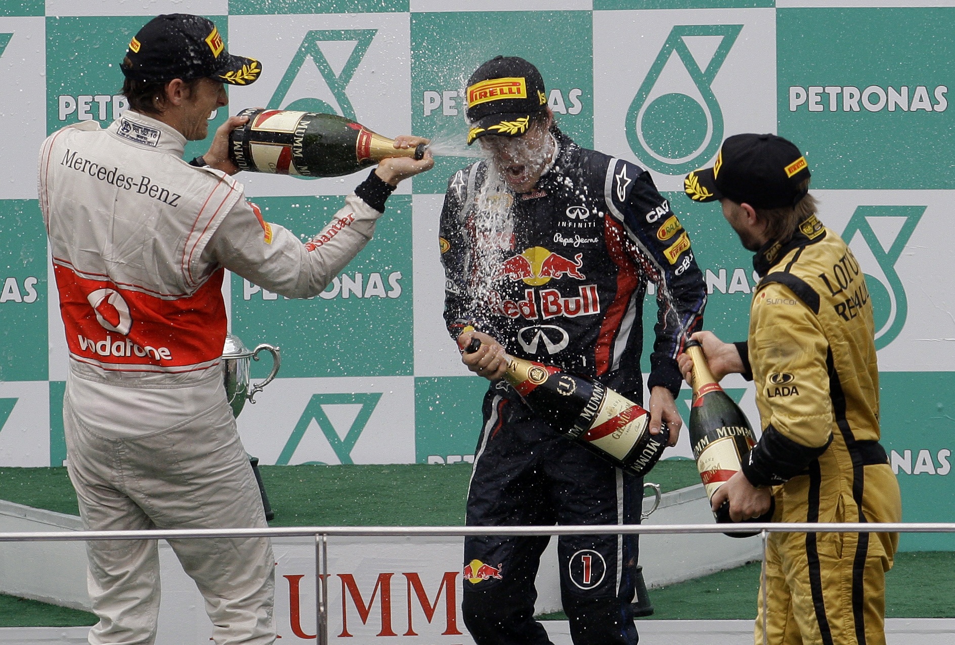 Sebastian Vettel har haft en makalös form och har vunnit de första två tävlingarna övertygande.