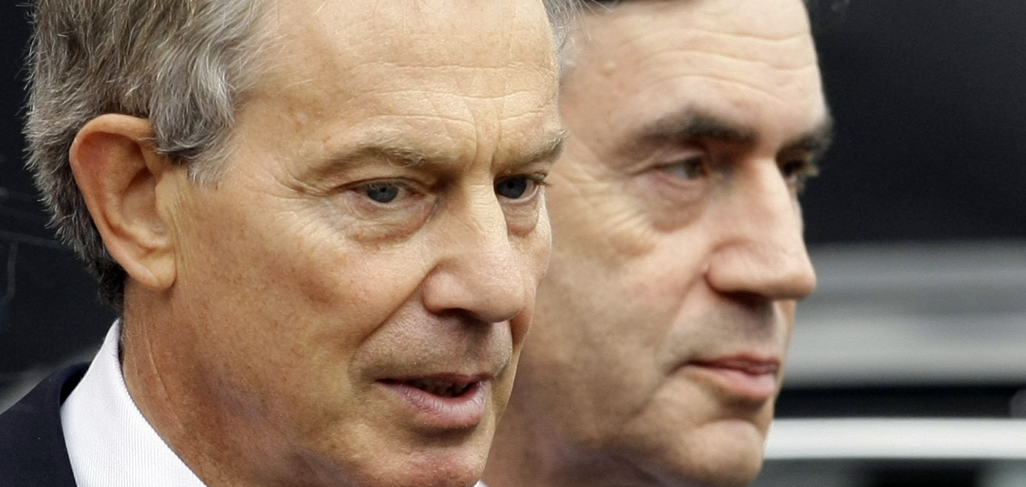 Tony Blair och Gordon Brown får inte komma på prinsbröllopet. Kanske hade de blivit inbjudna om de varit nordkoreanska ambassadörer.