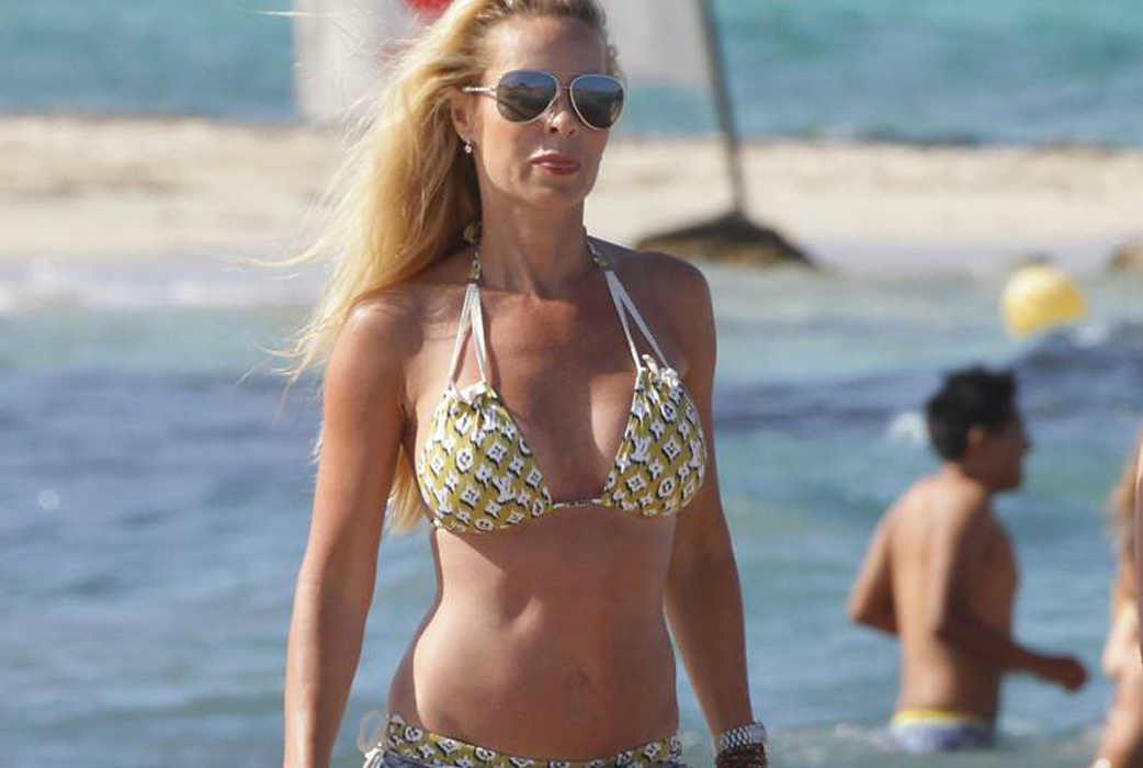 Helena Seger i Louis Vuitton-bikini på stranden. Helena Seger i Louis Vuitton-bikini på stranden.