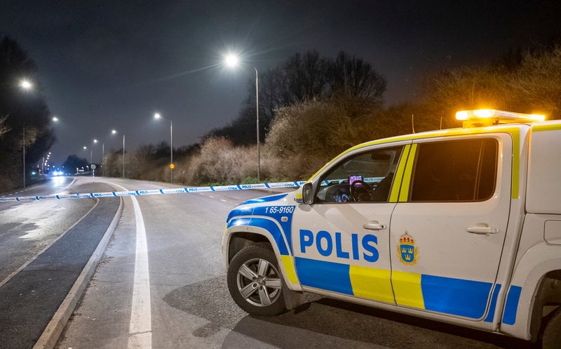 Polis på plats i Oxie utanför Malmö där en man sköts till döds i en bil den 12 december i år. Enligt uppgifter till bland annat Sydsvenskan misstänks en 12-årig pojke för mordet.