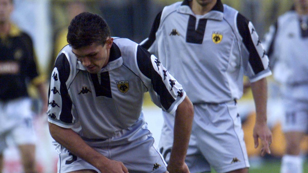 1999: Karl Corneliusson tampas med en AEK Aten-spelare.