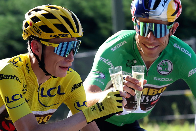 Belgiske Wout Van Aert (till höger) skålar i champagne med danske lagkamraten Jonas Vingegaard under årets slutetapp av Tour de France. Arkivfoto.
