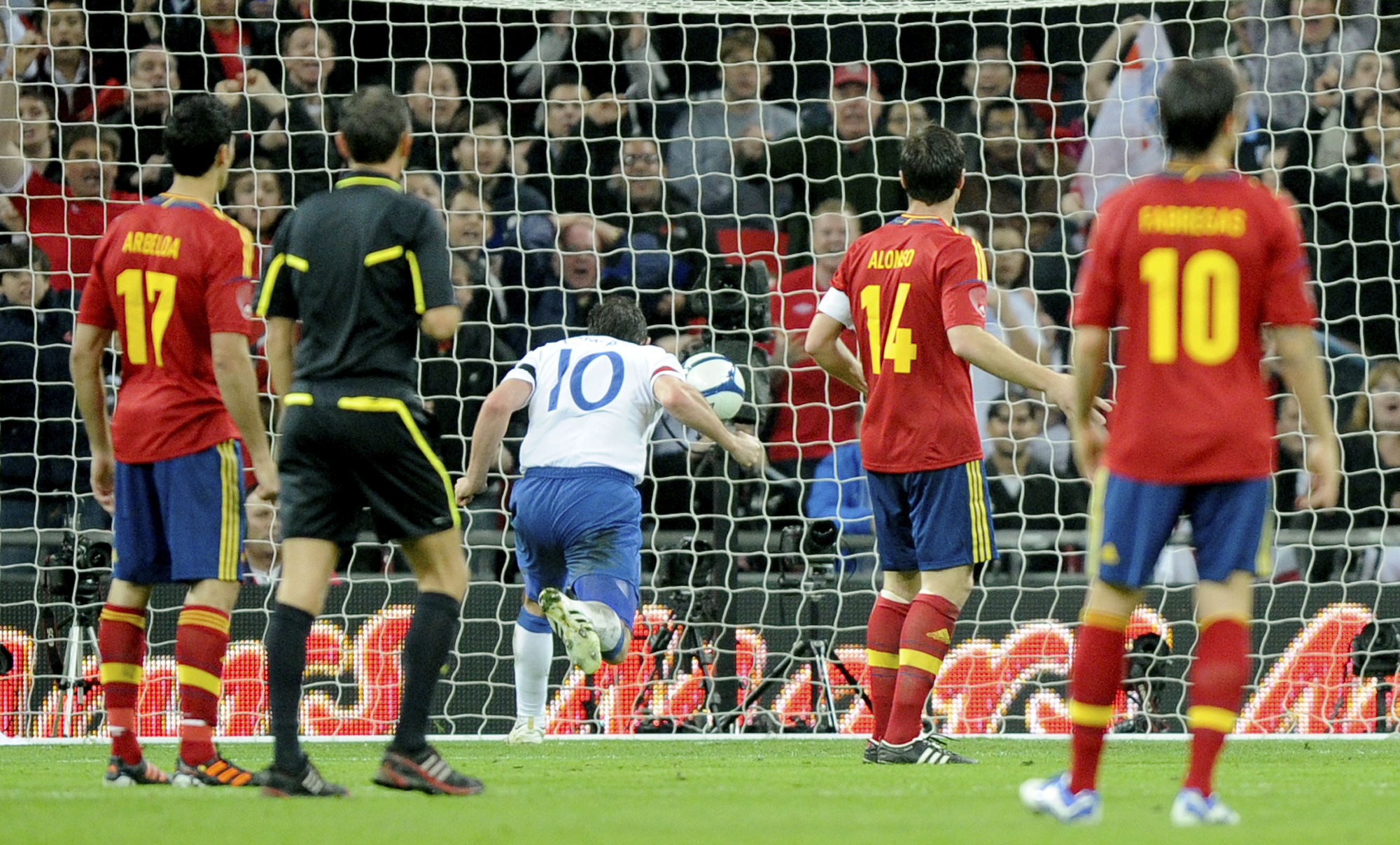 Här nickar Frank Lampard in matchens enda mål mot Spanien.
