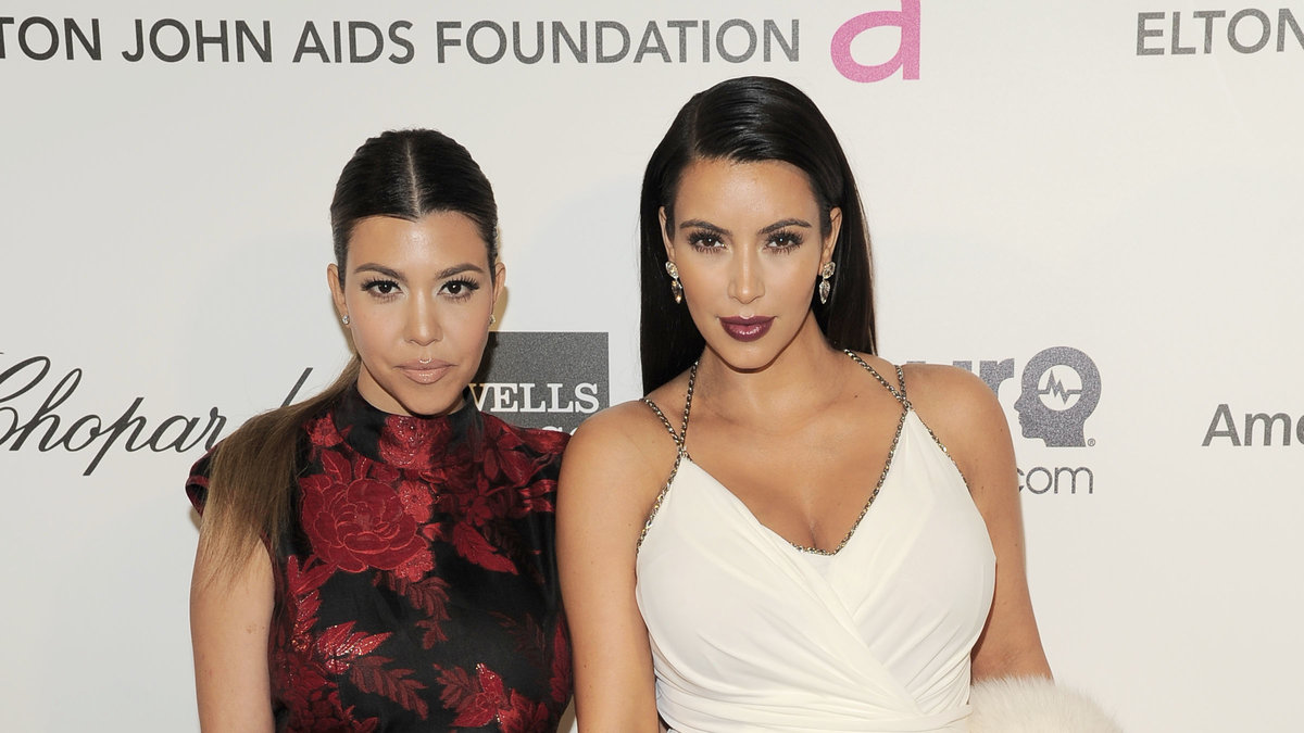 Kourtney Kardashian med systern Kim Kardashian.