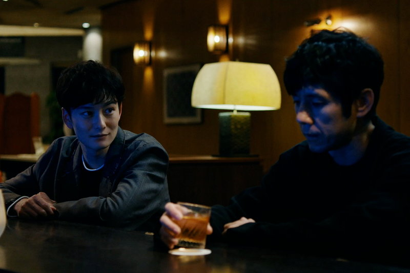 Masaki Okada och Hidetoshi Nishijima i rollerna som stjärnskådespelare och regissör i 'Drive my car'. Pressbild.