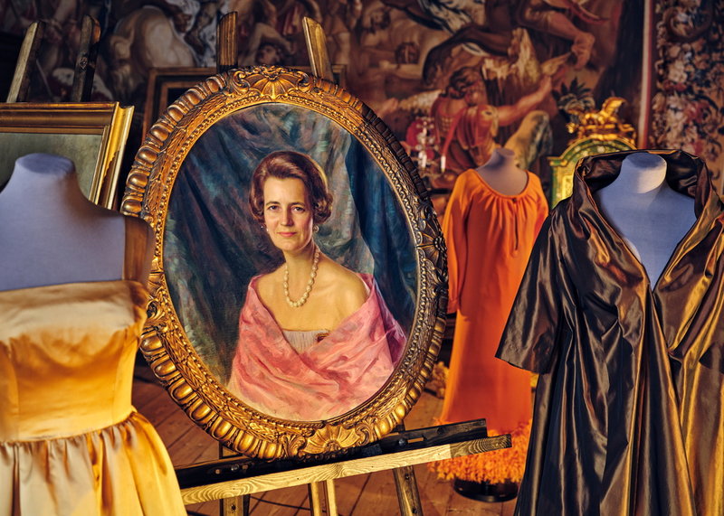 Hermine von Essen målad av Henrique Medina, bredvid en privat samling festkläder. Pressbild.