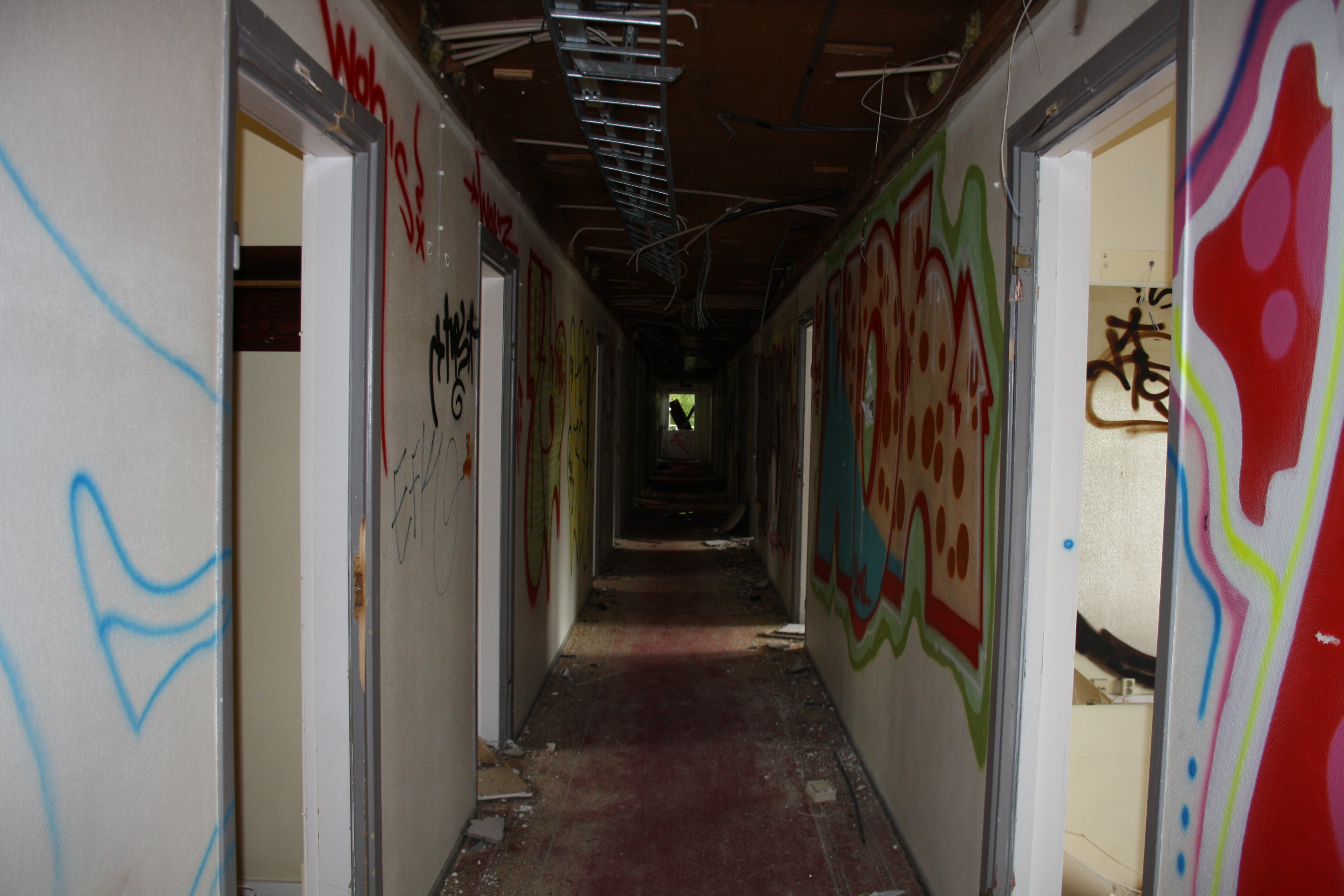 Väggarna i korridoren täcks av grafitti. 