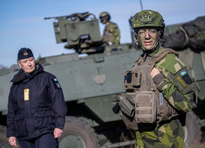 Chefen för Försvarsmaktens operationsledning, viceamiral Ewa Skoog Haslum och chefen för sjunde brigaden, överste Annelie Olausson.