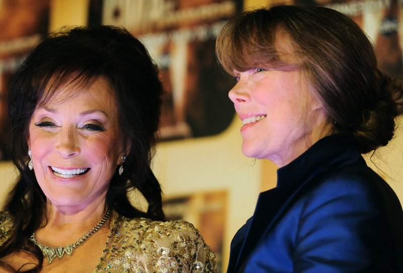 Loretta Lynn, till vänster, tillsammans med skådespelaren Sissy Spacek som spelade Lynn i filmen om sångerskans liv. Spacek fick 1980 en Oscar för sin rolltolkning. Arkivbild från 2010.