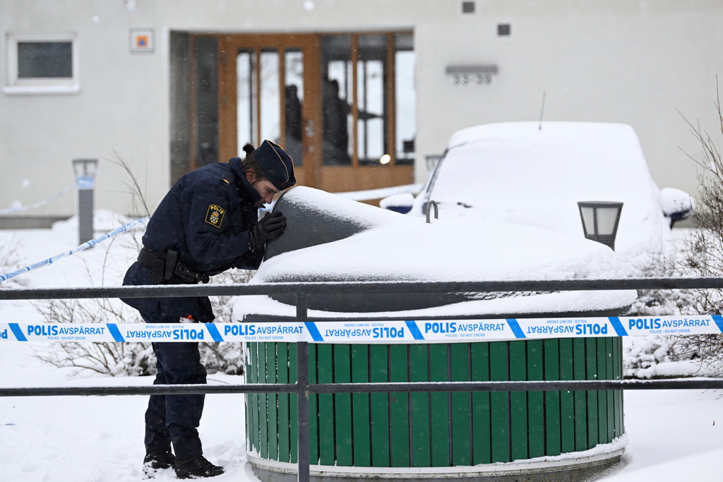 En explosion inträffade i ett trapphus i Farsta strand i södra Stockholm på torsdagsmorgonen. Polisen är nu klar på platsen och avspärrningarna är hävda.