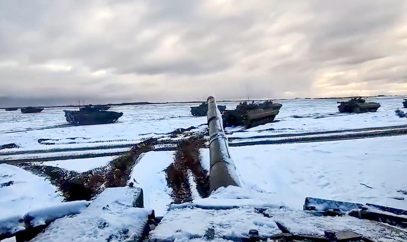 Bilden som släppts av det ryska försvarsdepartementet visar hur ryska stridsvagnar övar tillsammans med militär från Belarus.