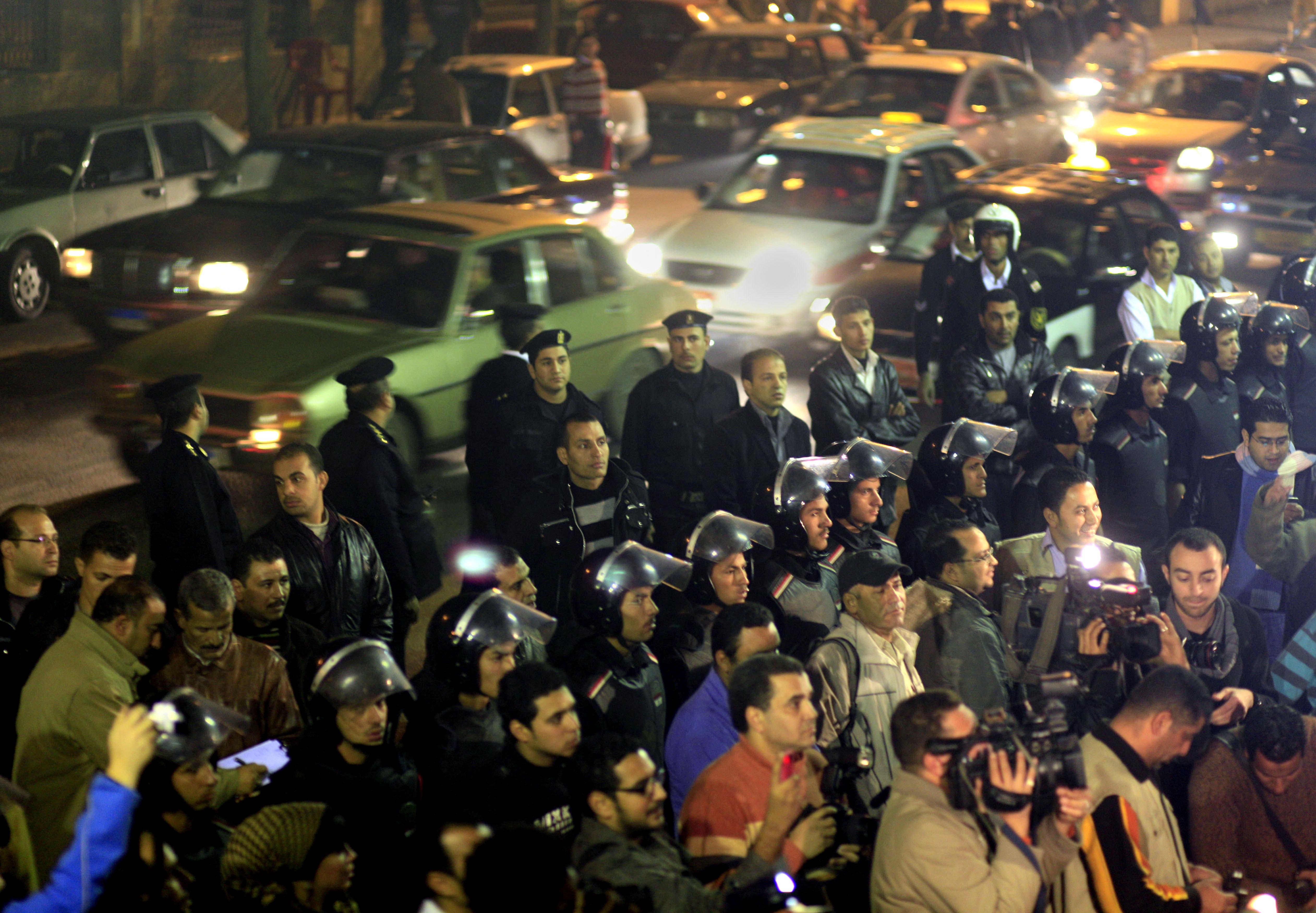 Polis omringar demonstanter i Kairo. Polis omringar demonstanter i Kairo.
