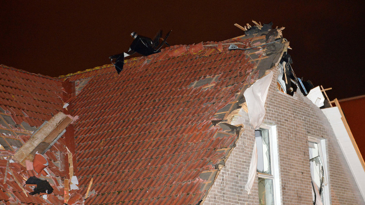 I Helsingborg slet stormen av taket på ett hus. 