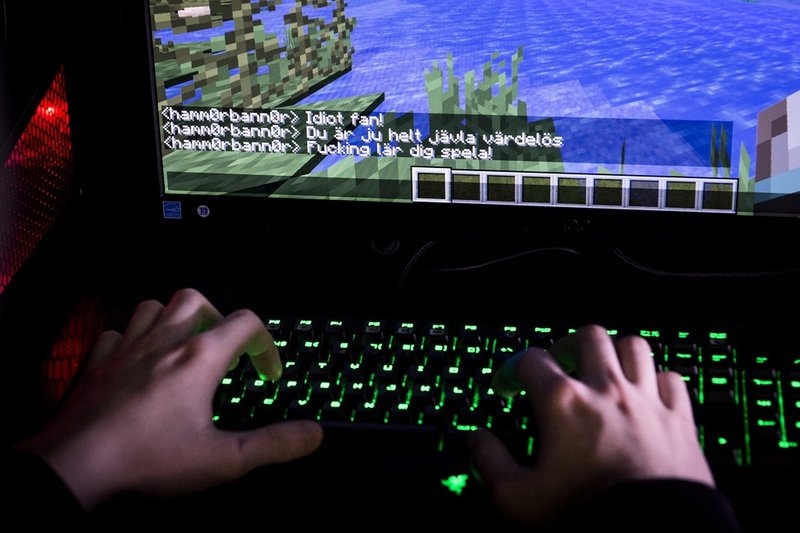 Chattar i helt vanliga populära spel kan vara en kontaktyta till nya ideologier som där står oemotsagda. Arkivbild. 