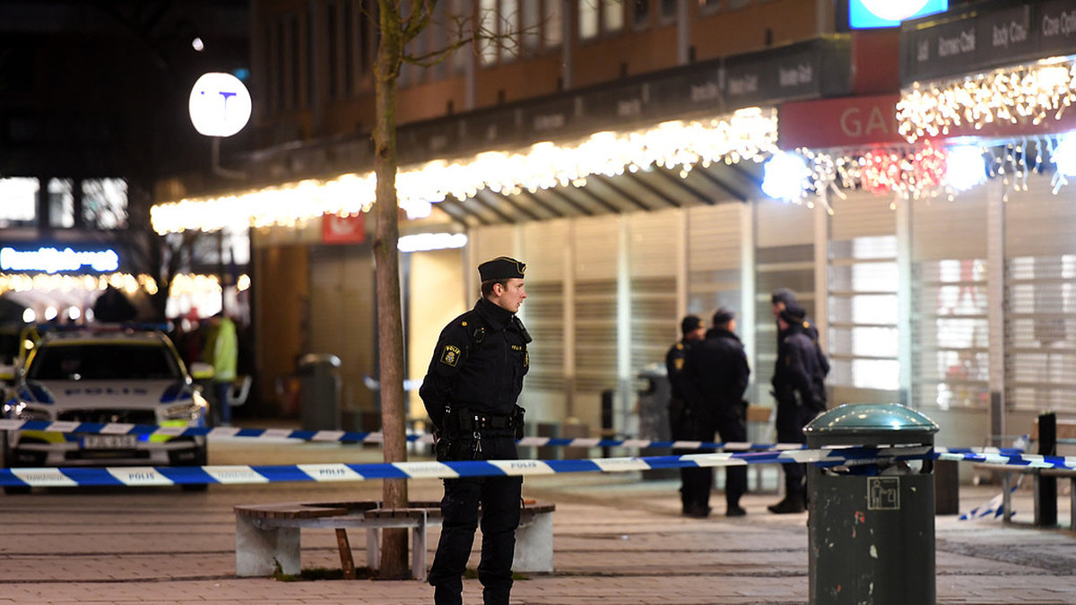Skjutning i Rinkeby utanför pizzeria. 