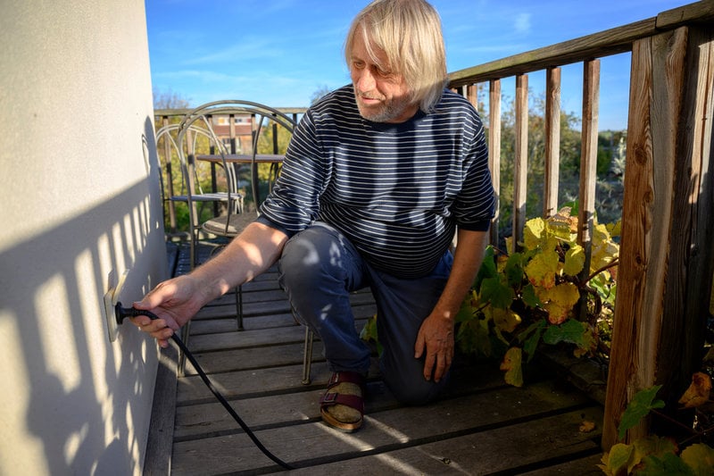 En sladd in i väggen, svårare än så är inte installationen. Men svenska Elsäkerhetsverket ser risker med modellen.