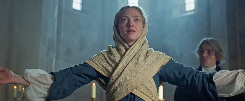 Amanda Seyfried som väckelsepredikant i "The testament of Ann Lee". 