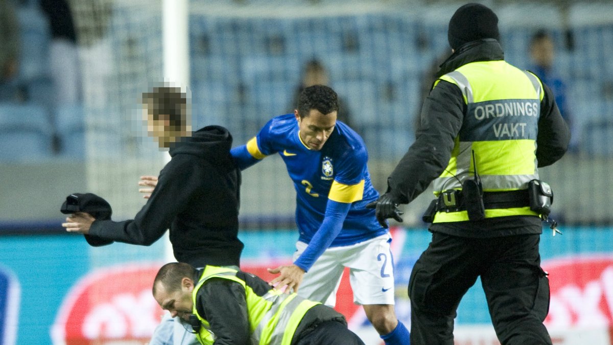 Flera supportrar stormade Swedbank Stadion i gårdagens möte mellan Brasilien och Irak.