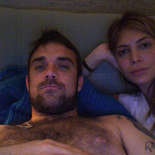 Robbie Williams och Ayda tar en seflie. Robbie Williams och Ayda tar en seflie.