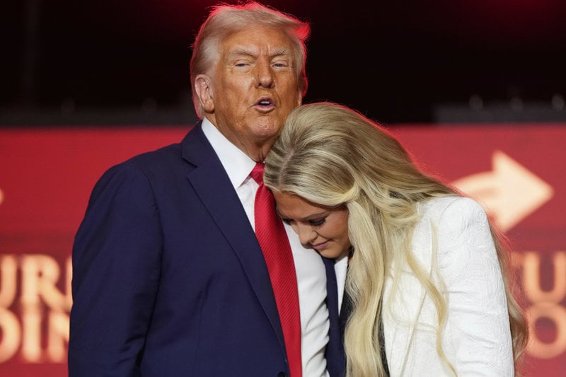 President Donald Trump och Erika Kirk under minnesstunden. Foto: Julia Demaree Nikhinson/AP/TT