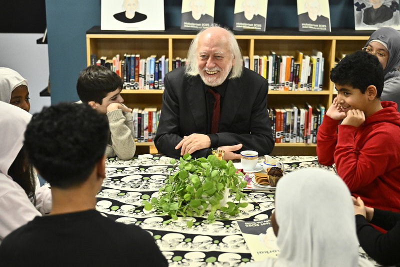 Samtalen var livliga och orädda vid fikabordet efter elevernas presentationer.