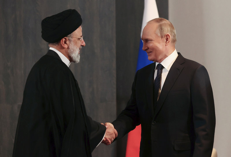Irans president Ebrahim Raisi och Rysslands president Vladimir Putin i Samarkand, Uzbekistan.