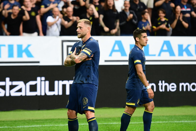 John Guidetti firar sitt 1–1-mål.
