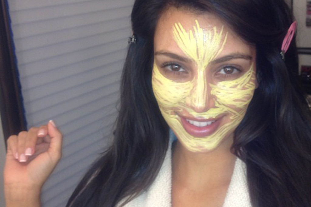 Kim Kardashians make up-artist hade ett nytt knep för att sminka skönheten. Skeptisk är man ju.. Kim Kardashians make up-artist hade ett nytt knep för att sminka skönheten. Skeptisk är man ju..