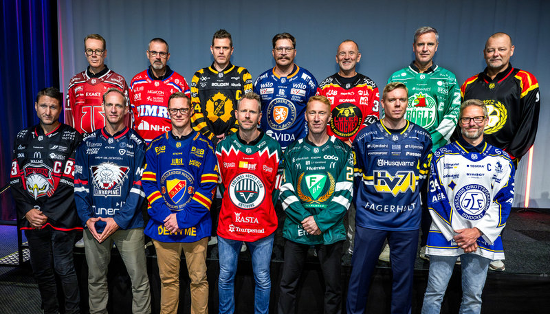 Årets SHL-tränare inför säsongsstarten: bakre frv: Niklas Eriksson, Örebro, Tommy Samuelsson, Timrå, Daniel Hermansson, Skellefteå, Björn Hellkvist, Växjö, Thomas Berglund, Luleå, Dan Tangnes, Rögle och Niklas Gällstedt, Brynäs. Främre frv: Tomas Kollar, Malmö, Mikael Håkanson, Linköping, Robert Kimby, Djurgården, Robert Ohlsson, Frölunda, Jörgen Jönsson, Färjestad, Anton Blomqvist, HV71, och Johan Hedberg, Leksand.