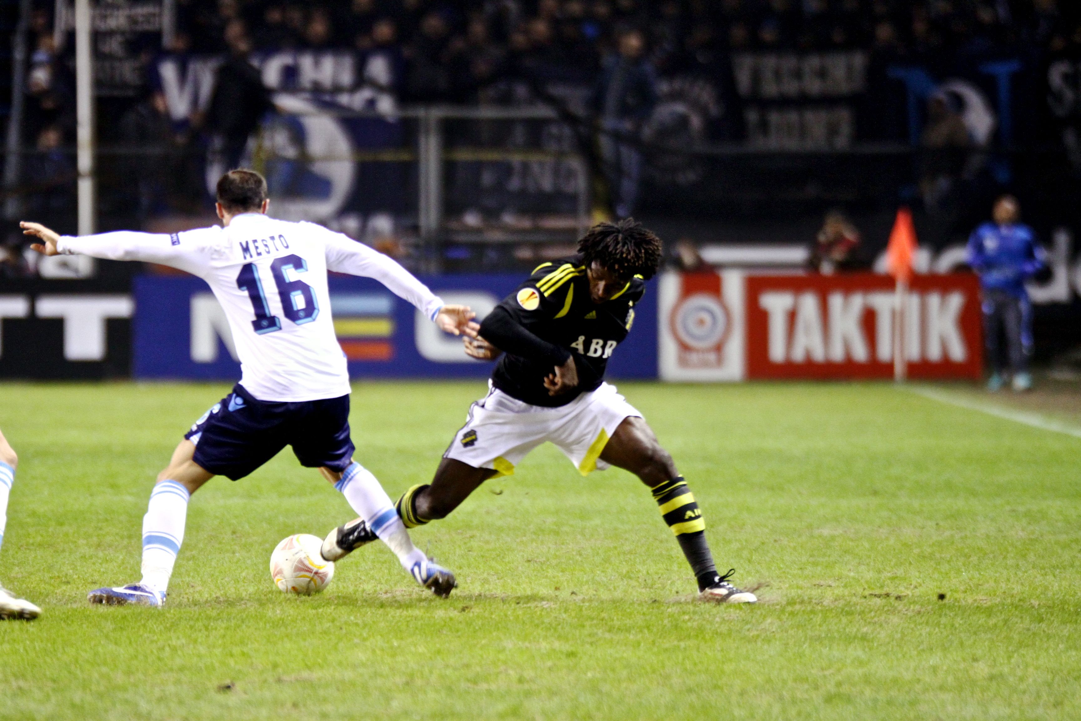 Bangura fintar bort sig själv. Bangura fintar bort sig själv.
