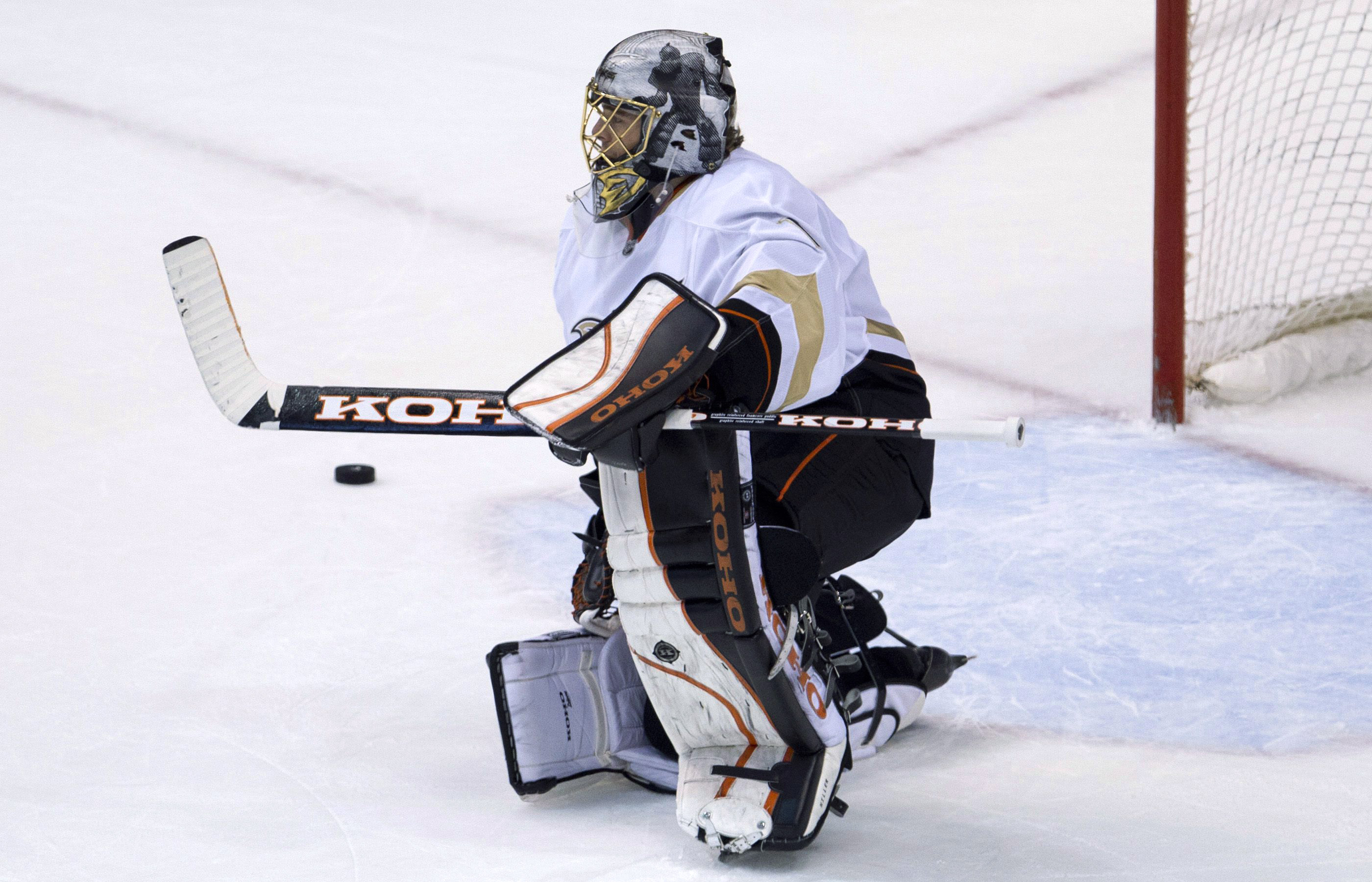I Anaheim får han konkurrera med den etablerade NHL-målvakten Jonas Hiller.