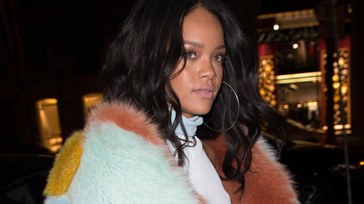 Rihanna shoppar i Paris.