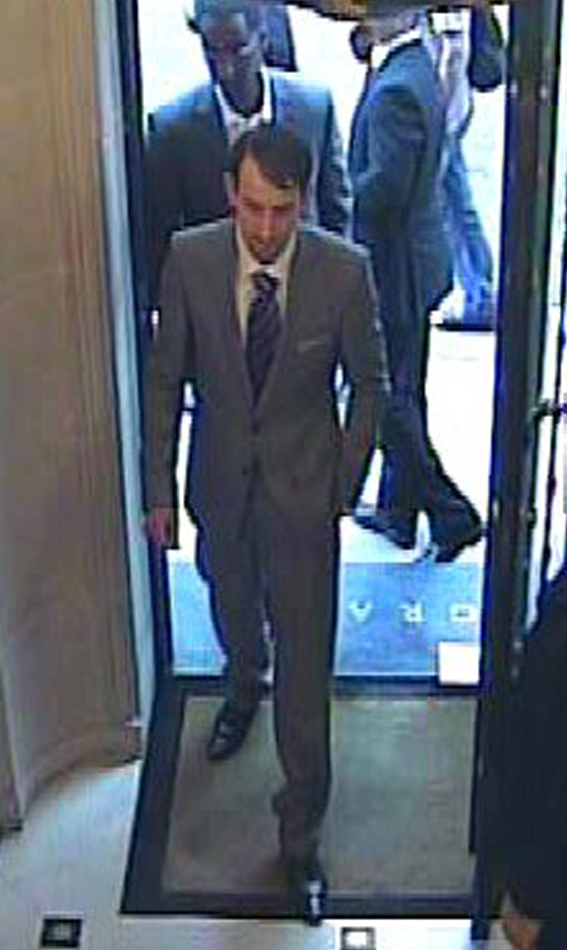 Två välklädda män begick rånet på New Bond Street.