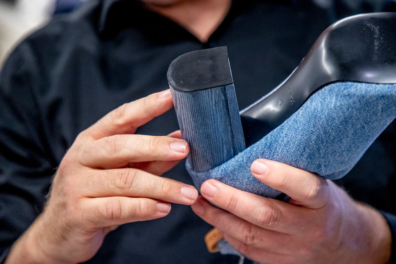 Klack av pressad denim från använda jeans.