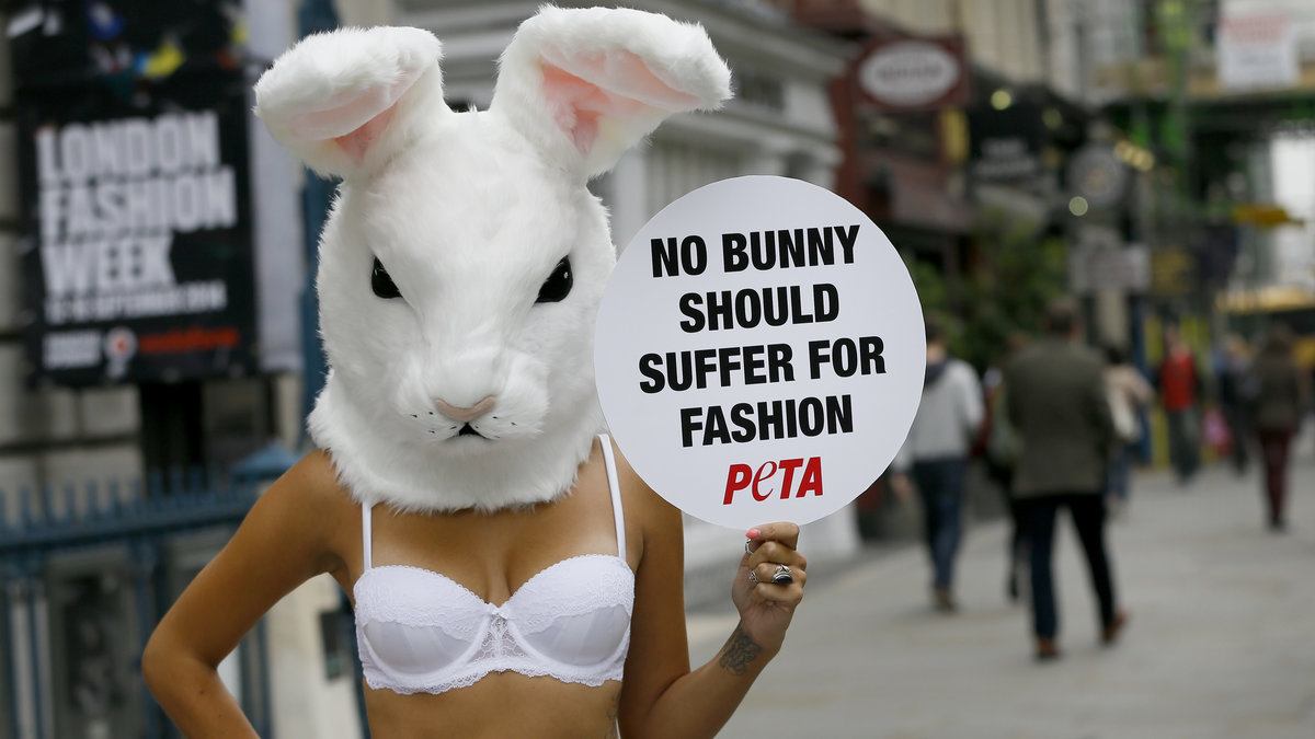 Djurrättsaktivist protesterar mot pälsanvändning i London. 