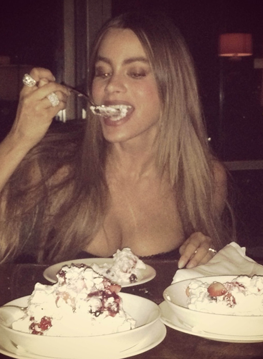 Sofia Vergara hugger in på desserten. Sofia Vergara hugger in på desserten.