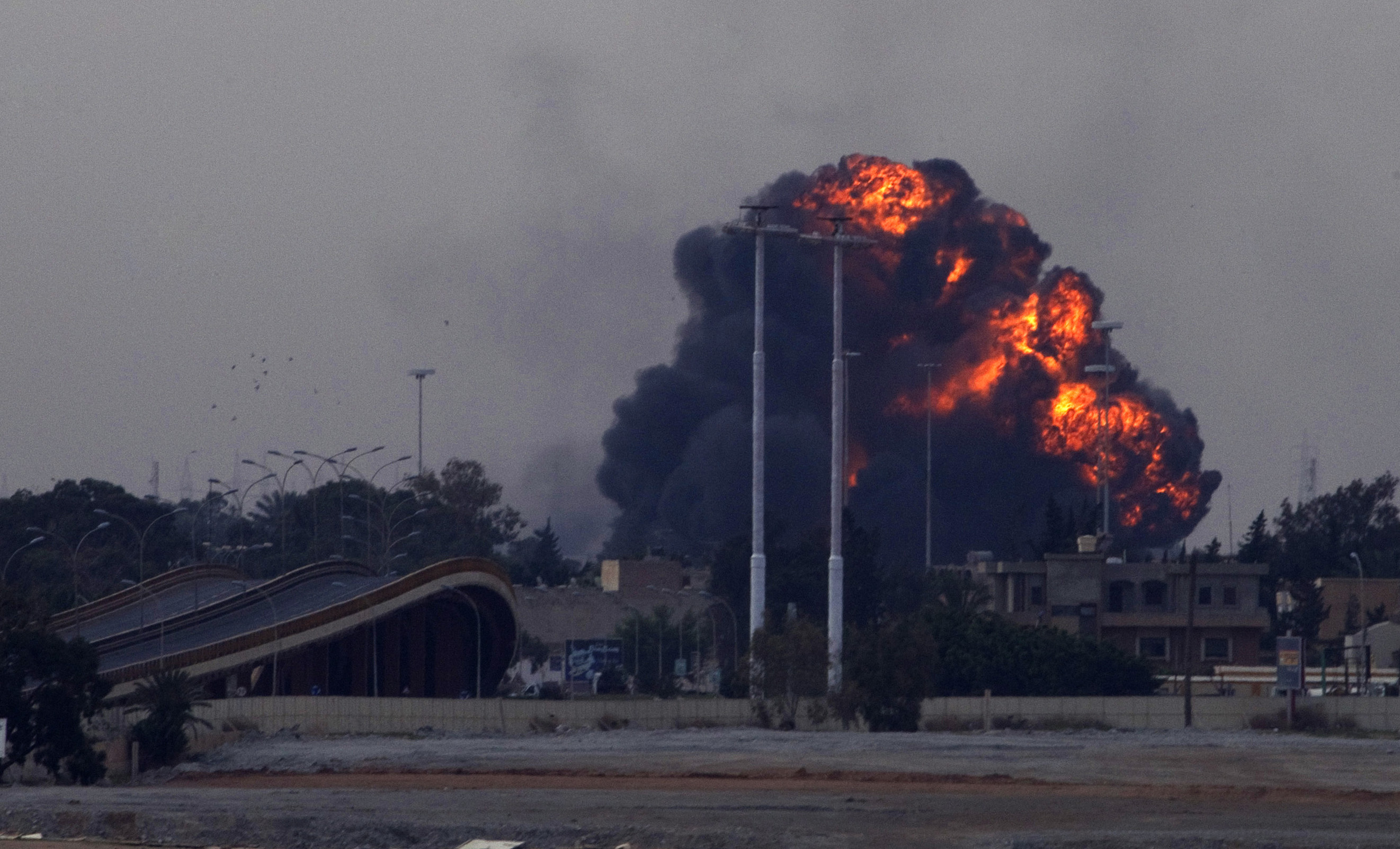 Bomber faller över Benghazi i Libyen. 