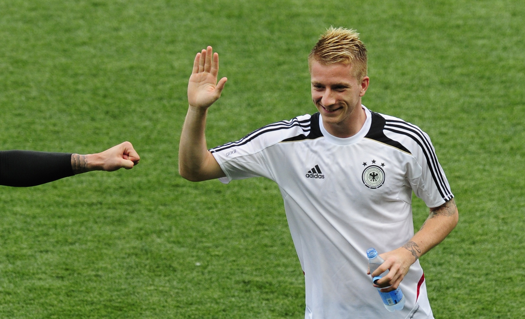 Till skillnad från vad bilden visar är inte Toni Kroos nöjd över att fått börja på bänken i Tysklands två första matcher.
