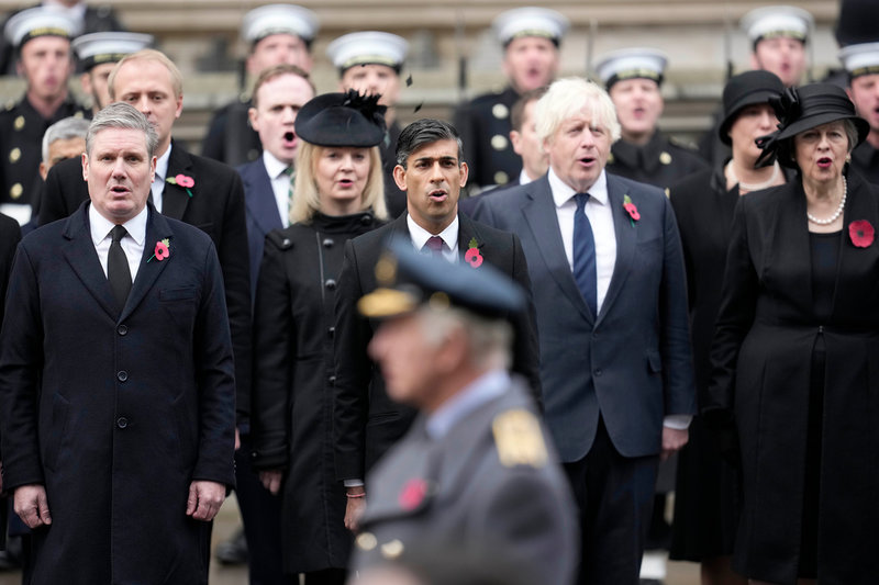 Keir Starmer flankerad av föregångare vid en minnesceremoni i London den 12 november 2023. Bredvid honom syns, från vänster, de tidigare premiärministrarna Liz Truss, Rishi Sunak, Boris Johnson och Theresa May.
