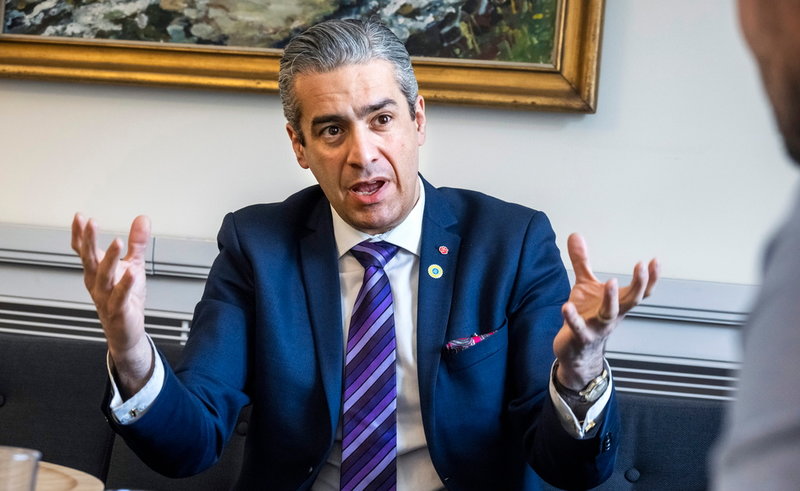 Digitaliseringsministern ser frågan om data, och kontrollen av densamma, som en av de stora frågorna att lösa framåt. Han välkomnar EU-lagarna DSA (digital services act) och DMA (digital market act) som rätt väg framåt i en omvärld där data i USA 'ägs av företagen' och data i Kina 'ägs av staten'.