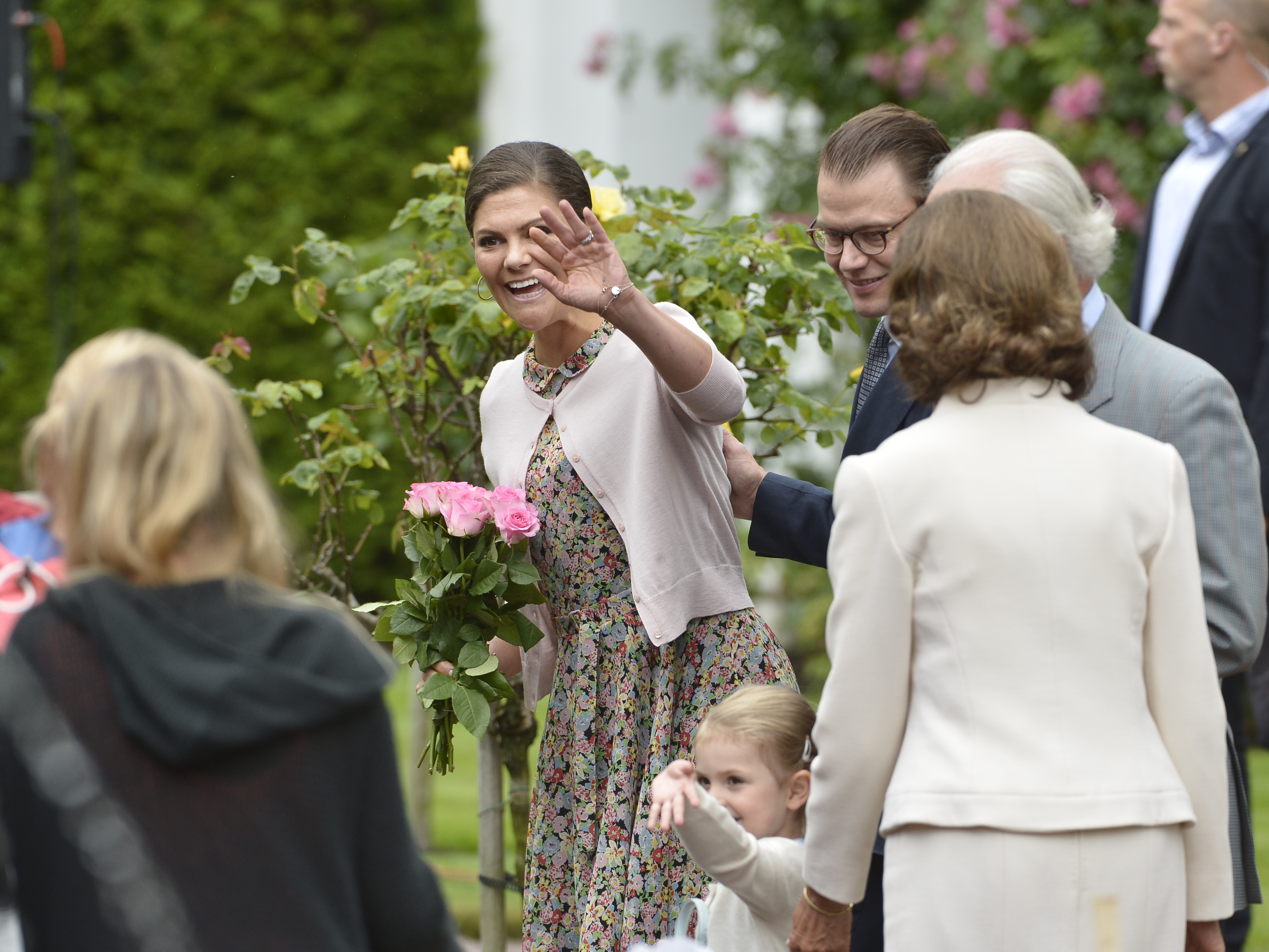 Estelle vinkar tillsammans med Victoria. Estelle vinkar tillsammans med Victoria.