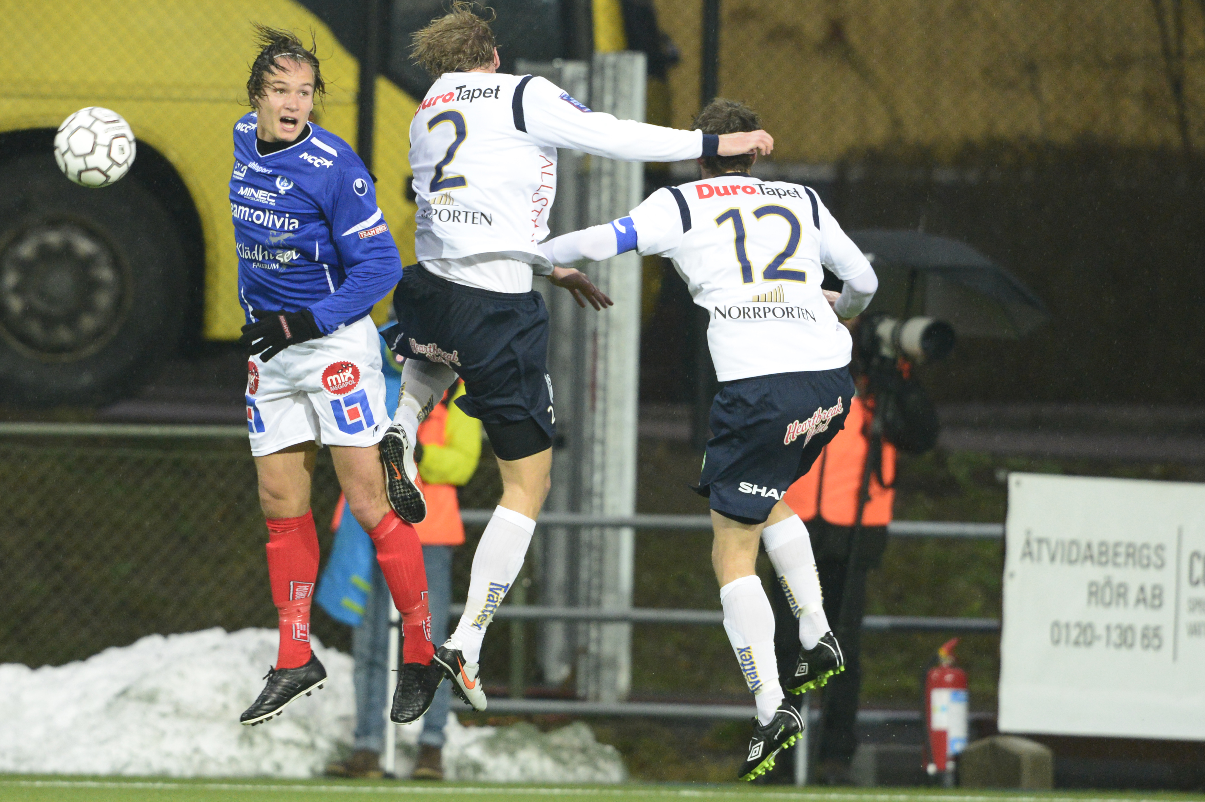 Gefle IF:s Olof Mård  och Åtvidabergs Viktor Prodell i en luftduell. Prodell har inlett säsongen övertygande med fyra mål på tre matcher.
