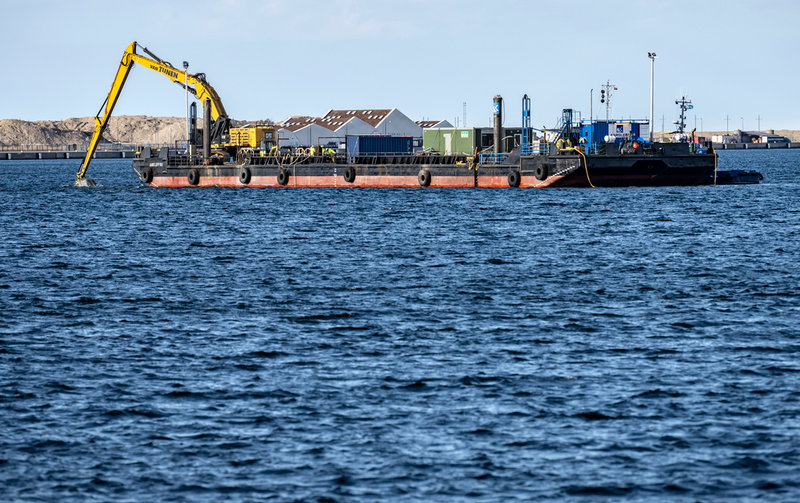 Här muddras det mellan Refshaleøen och Nordhavn i Köpenhamn inför bygget av den konstgjorda ön Lynetteholm. Hittills har muddermassorna dumpats i Kögebukten längre söderut i Öresund, vilket bland andra den svenska regeringen kritiserat.