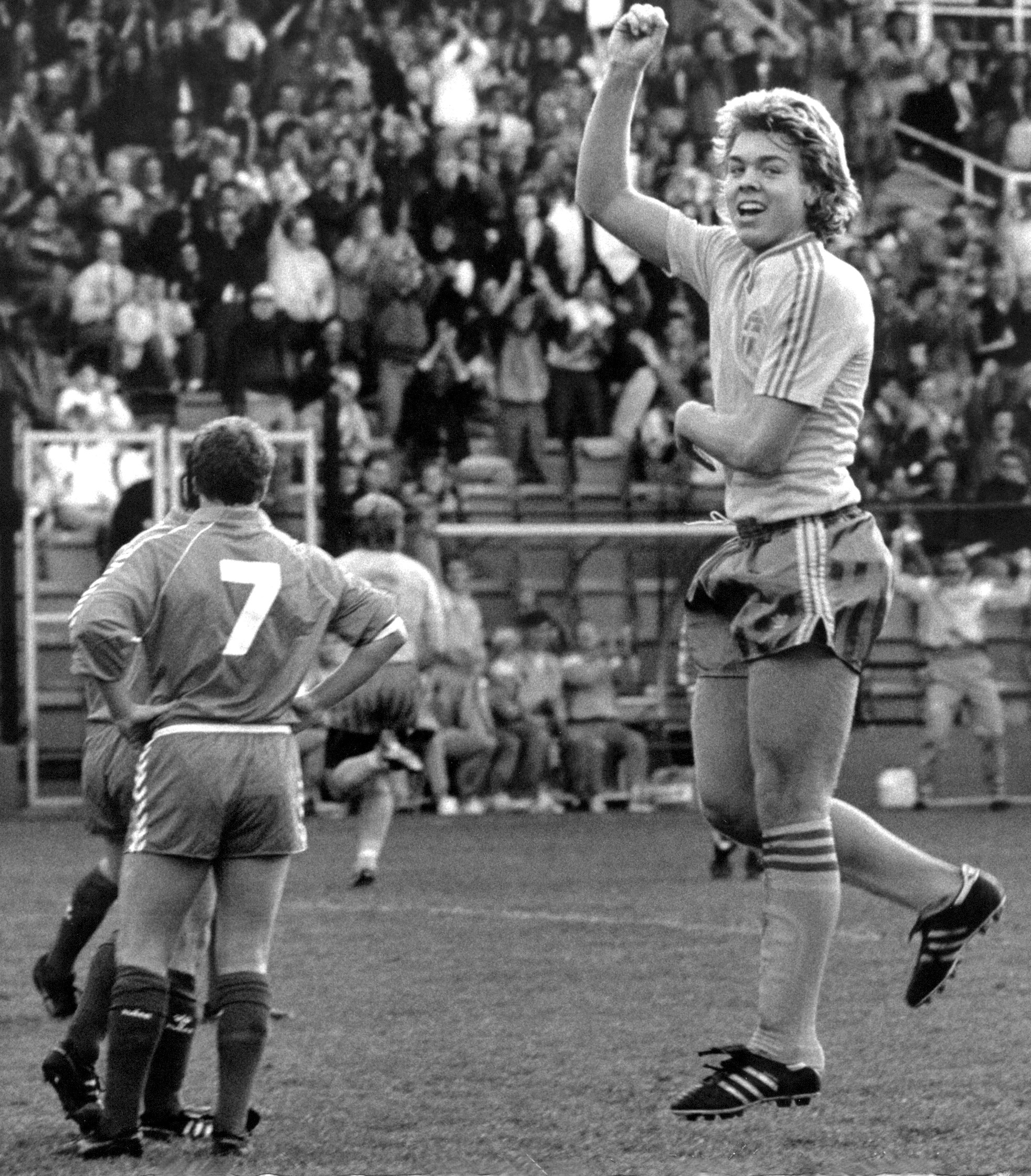 1990: Debutanten Tomas Brolin med armen i vädret efter sitt 1–0 mot Wales. 1990: Debutanten Tomas Brolin med armen i vädret efter sitt 1–0 mot Wales.