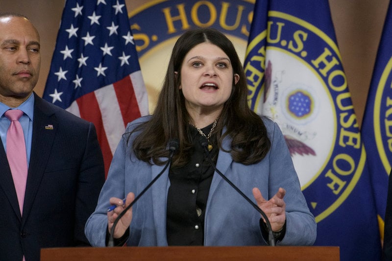 Demokraten Haley Stevens är en av Michigans ledamöter i representanthuset. Bakom henne står kammarens minoritetsledare Hakeem Jeffries. Fotot togs i februari i Washington DC.
