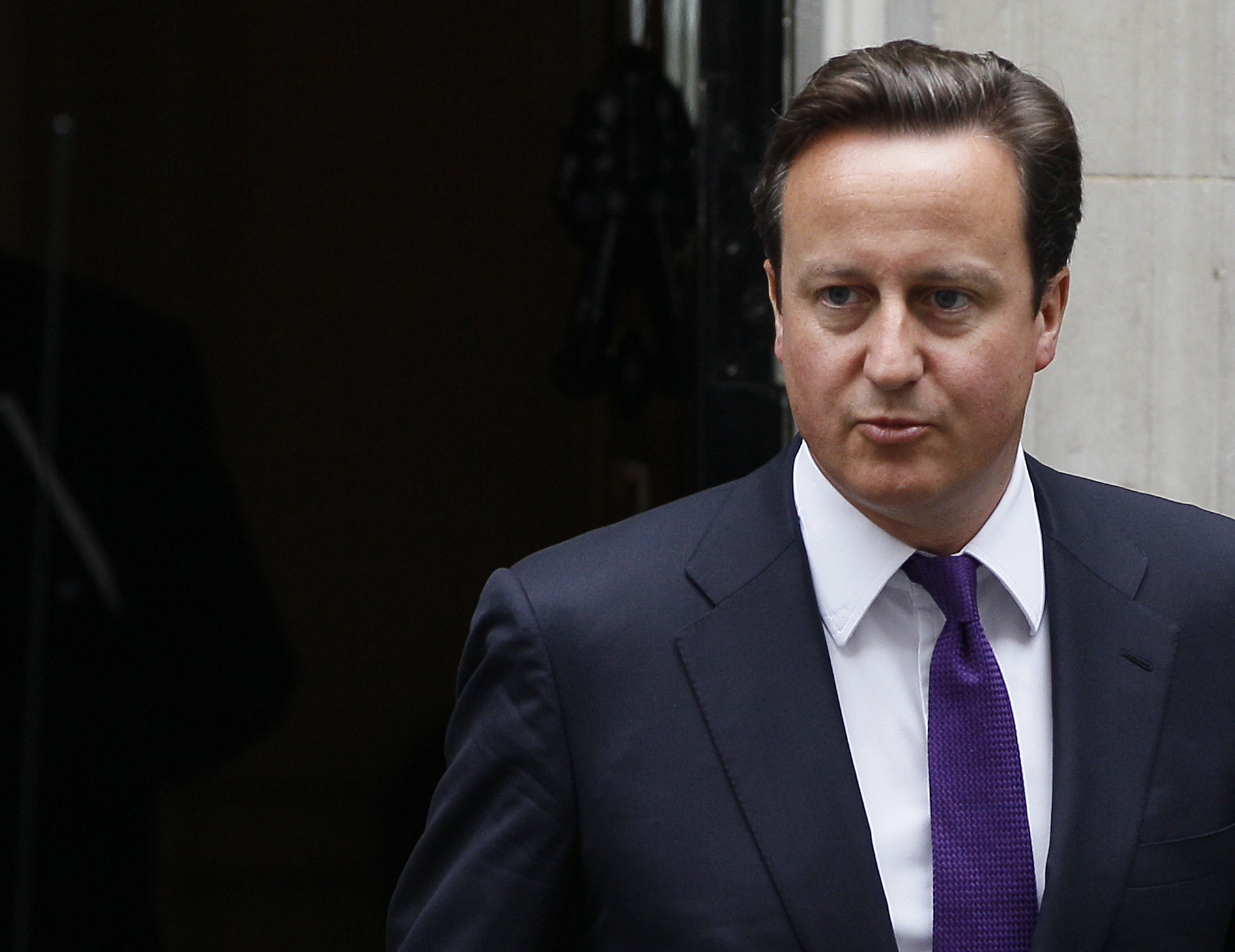 David Cameron fortsätter att ta i med hårdhandskarna mot upploppsmakarna i England.