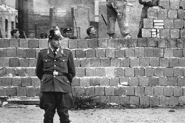 Det var muren som inte bara delade Berlin utan hela världen i öst och väst. På lördagen är det 50 år sedan Berlinmuren började byggas. I den tyska huvudstaden hölls en tyst minut för alla de som dog när de försökte ta sig över muren.