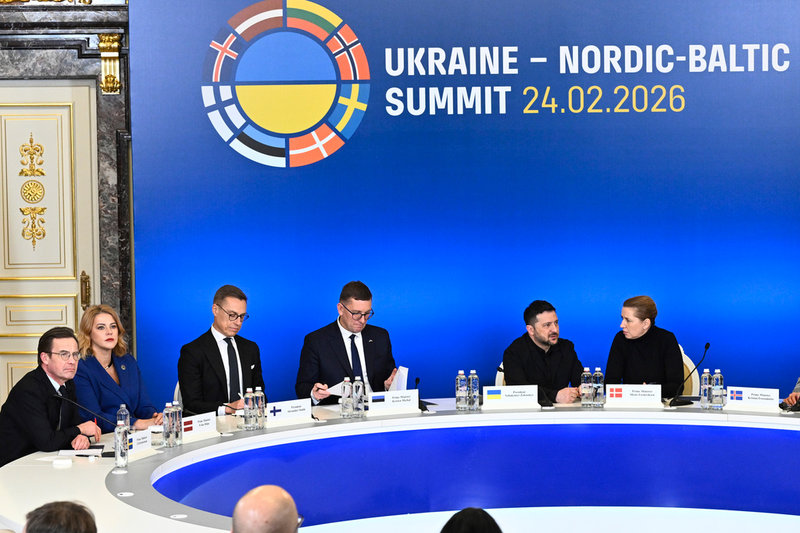 Volodymyr Zelenskyj på en pressträff med nordisk-baltiska ledare. Från vänster: Ulf Kristersson, Lettlands Evika Silina, Finlands Alexander Stubb, Estlands Kristen Michal och Danmarks Mette Frederiksen.