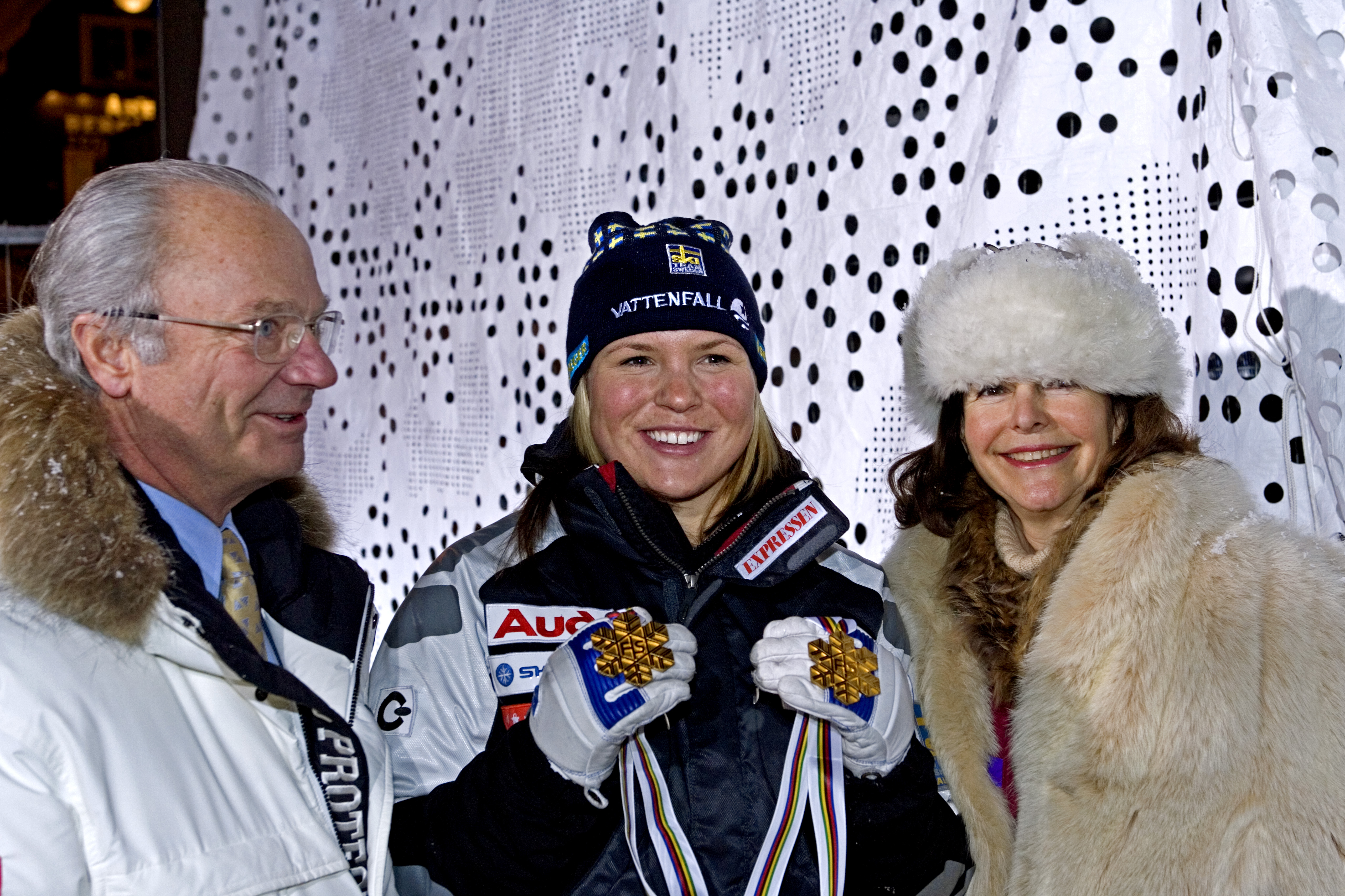 Anja firar två av sina tre guldmedaljer i Åre tillsammans med kungen och drottningen.
